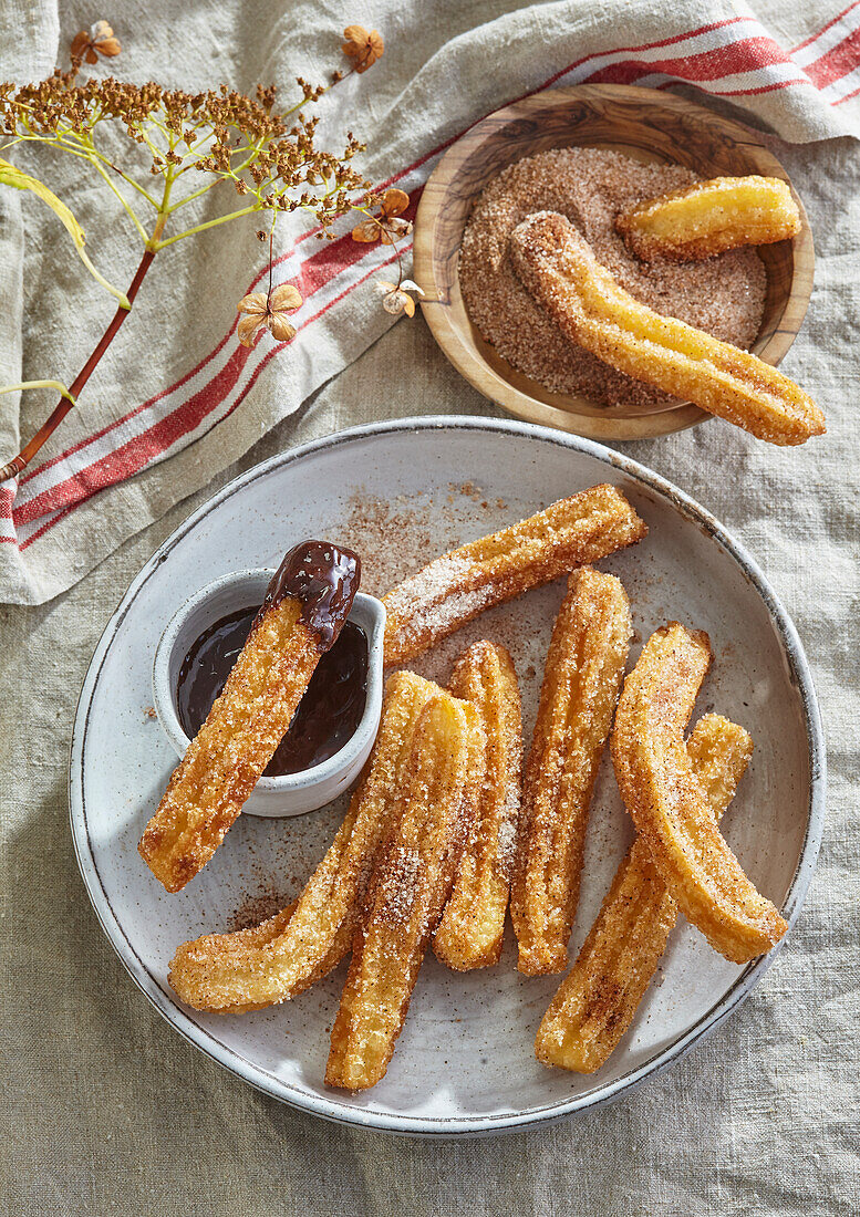 Churros mit Zimt und Schokosauce