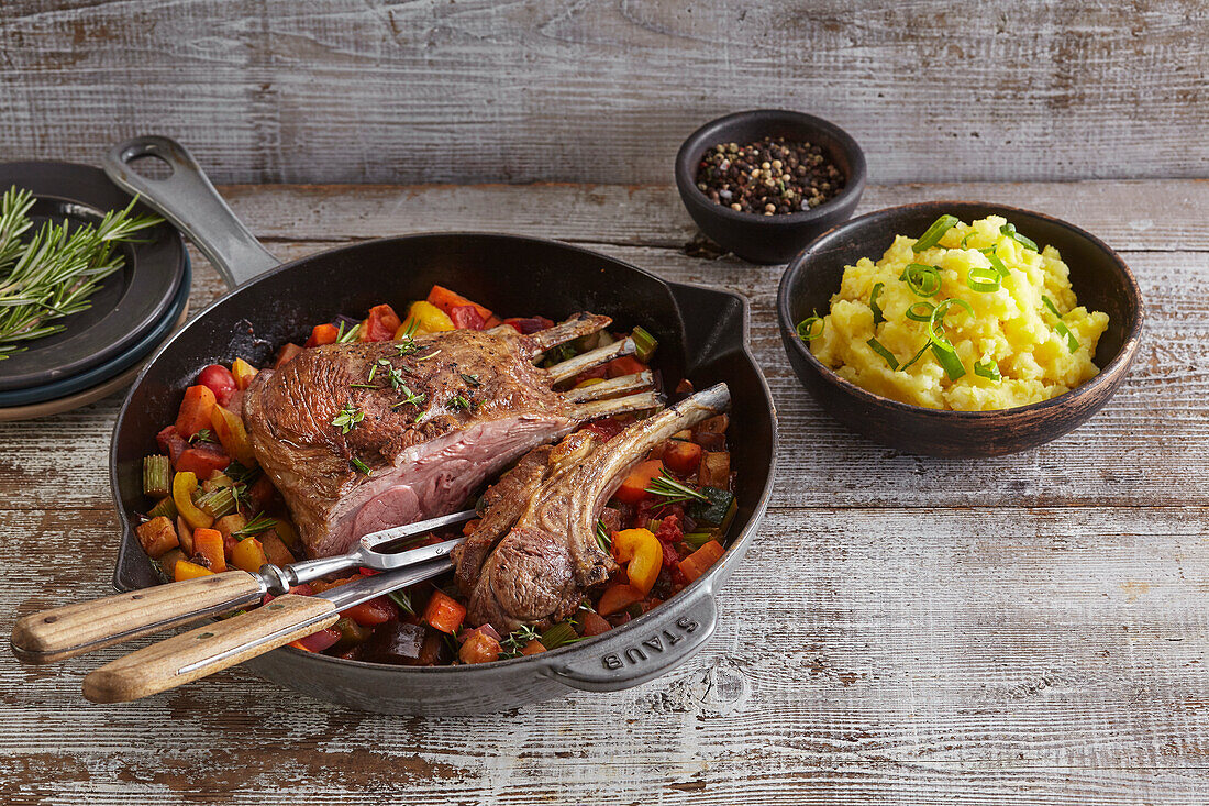 Lammkoteletts mit Rosmarin-Ratatouille und Kartoffeln mit Zitronengeschmack