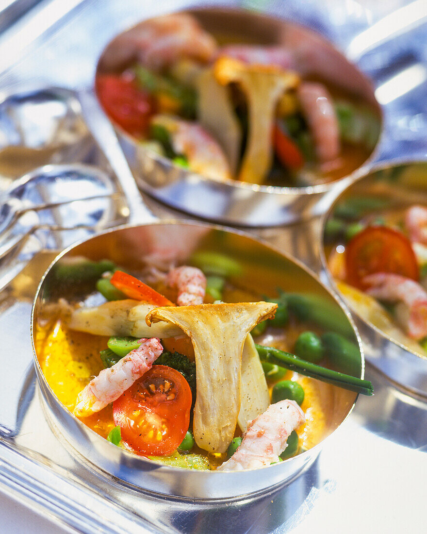 Summer prawn salad with mushrooms, peas and tomatoes