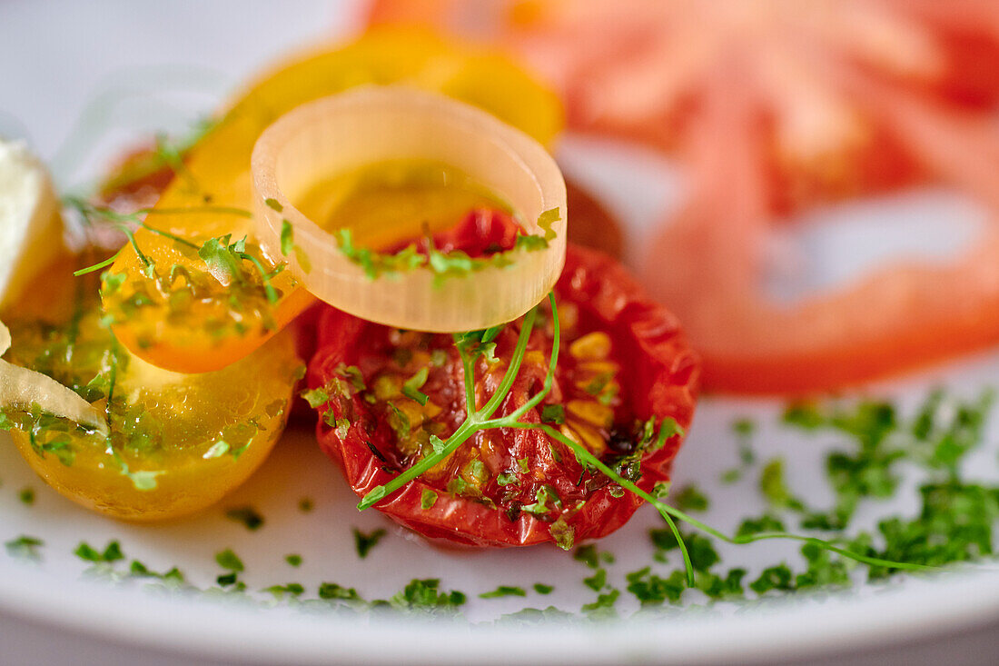 Tomatensalat mit Zwiebelringen und Kräutern