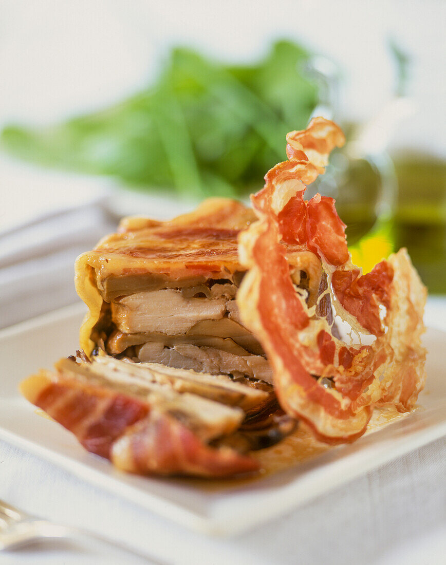 Fleischterrine mit Champignons und Bauchspeck