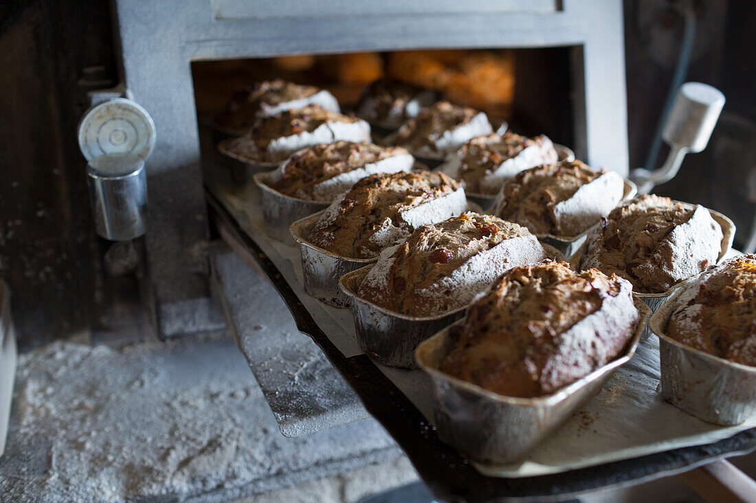 Rosinenbrote in einer Bäckerei