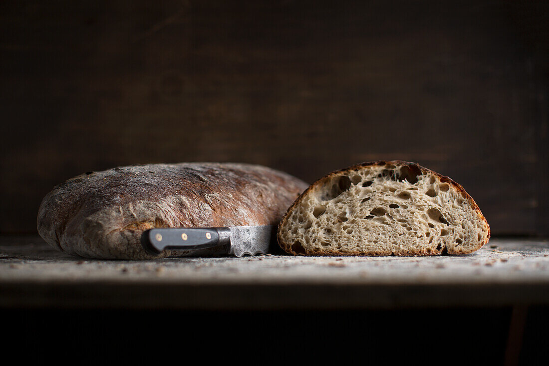 Rustikales Brot, ganz und Brothälfte mit Messer