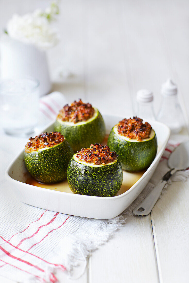 Gefüllte gebackene Zucchini