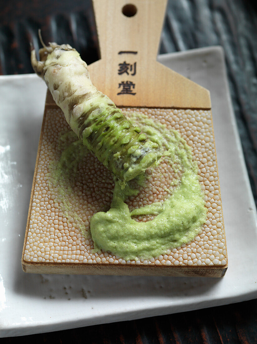 Wasabi (Japanischer Meerrettich), teilweise gerieben