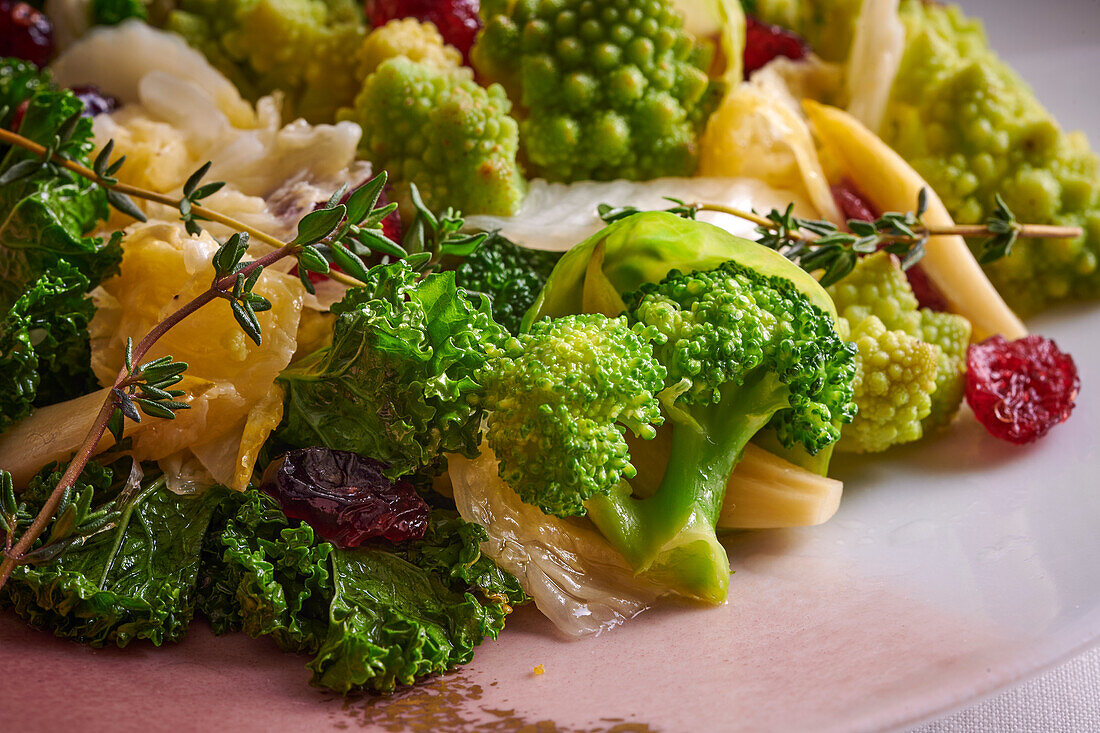 Sautéed vegetables with broccoli, Chinese cabbage, Romanesco and kale (close-up)