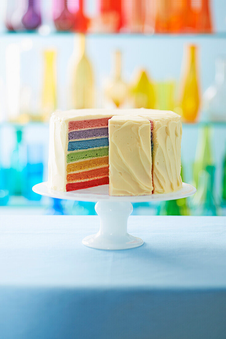 Rainbow Cake, angeschnitten auf Tortenständer
