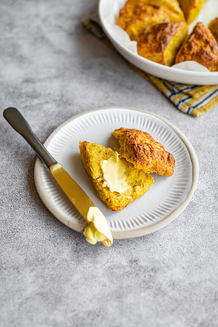 Butternusskürbis-Käse-Scones mit Greyerzer und Parmesan