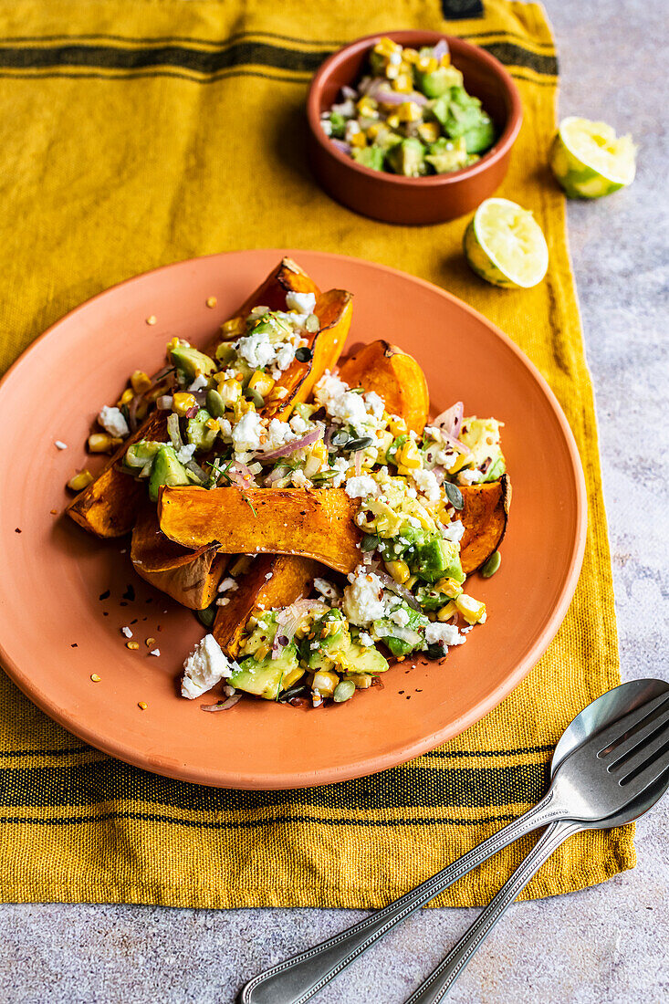 Butternusskürbis-Wedges mit würziger Mais-Avocado-Salsa