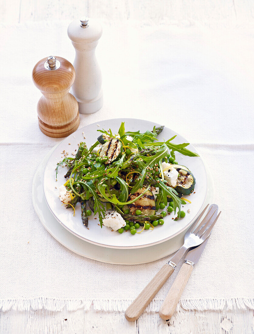 Spargel-Zucchini-Salat mit Feta und Sesam