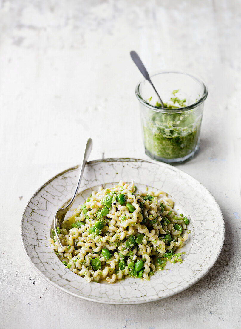 Spiral noodles with pesto made from chopped broad beans