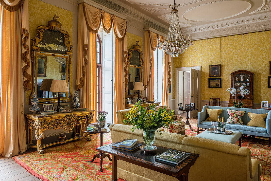 Goldener Salon mit viktorianischem Kronleuchter in einem Landhaus aus dem 17. Jh.