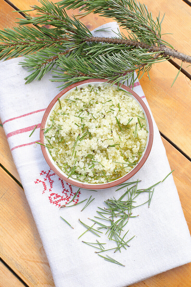 Ölpeeling aus Alpenkräutern und Meersalz