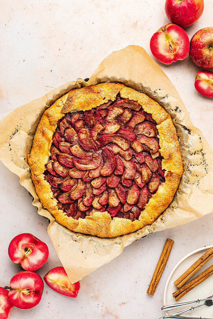 Französische Apfel-Galette mit roten Äpfeln und Zimt