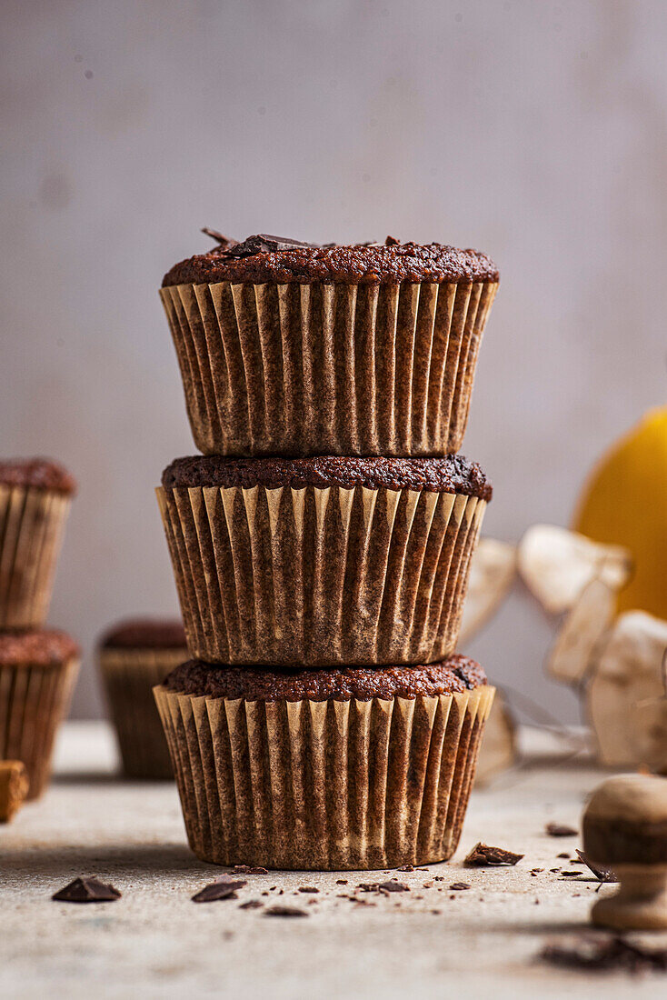 Glutenfreie Schokoladen-Kürbismuffins in Papierförmchen, gestapelt