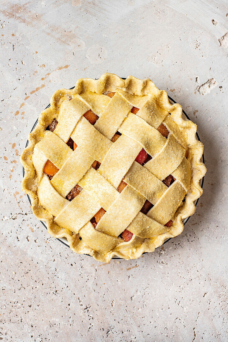 Aprikosen-Pie mit Teigitter, ungebacken