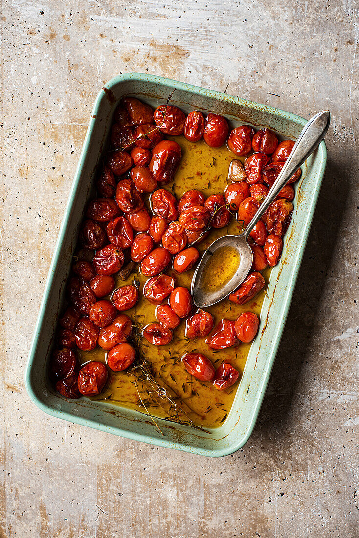 Confierte Kirschtomaten in Servierschale