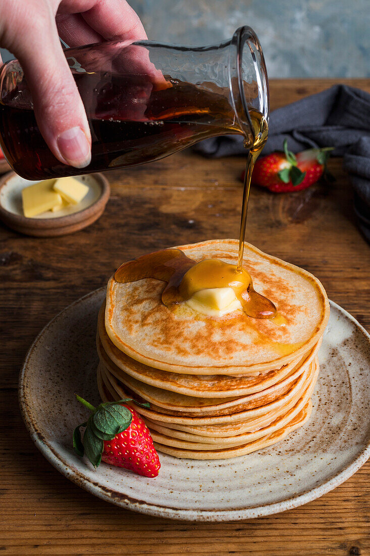 Ein Stapel Pancakes mit Butter und Sirup