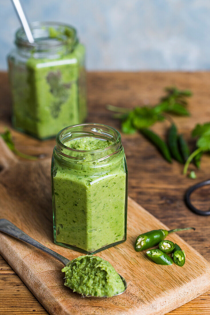 Hausgemachte grüne Thai-Curry-Paste in einem Glas