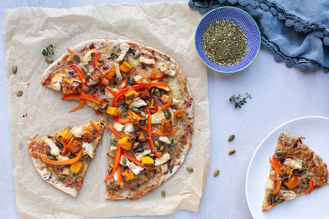 Pizza mit Huhn, Kürbis und Paprika