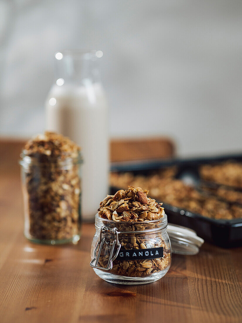 Hausgemachtes Müsli im Glasgefäß auf Holztisch