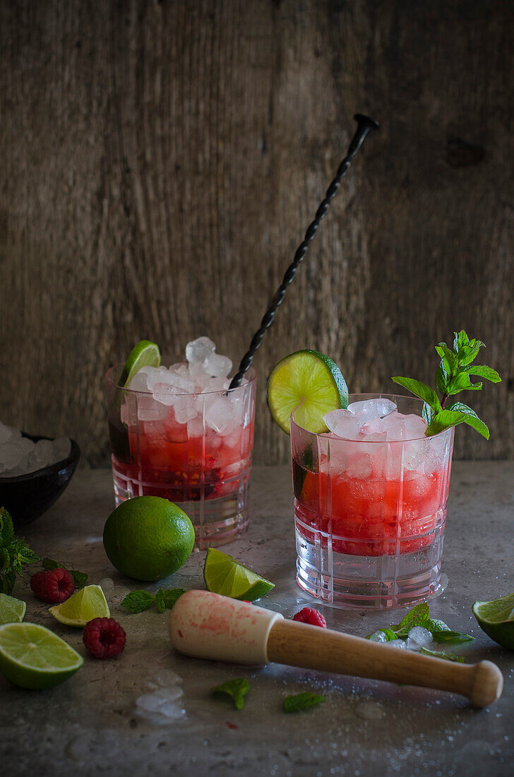 Caipiroska-Cocktail mit Himbeeren, Limetten und Minze