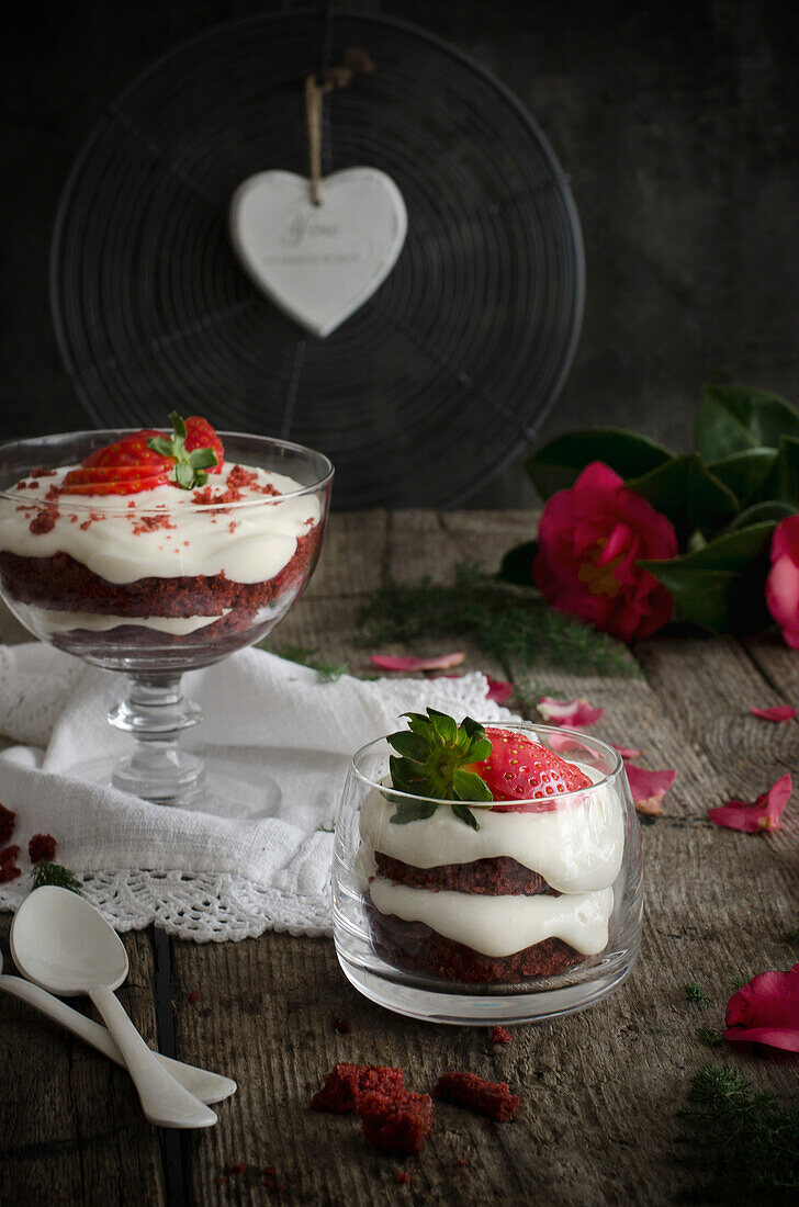 Red Velvet Trifle mit Ricottacreme auf rustikalem Holztisch