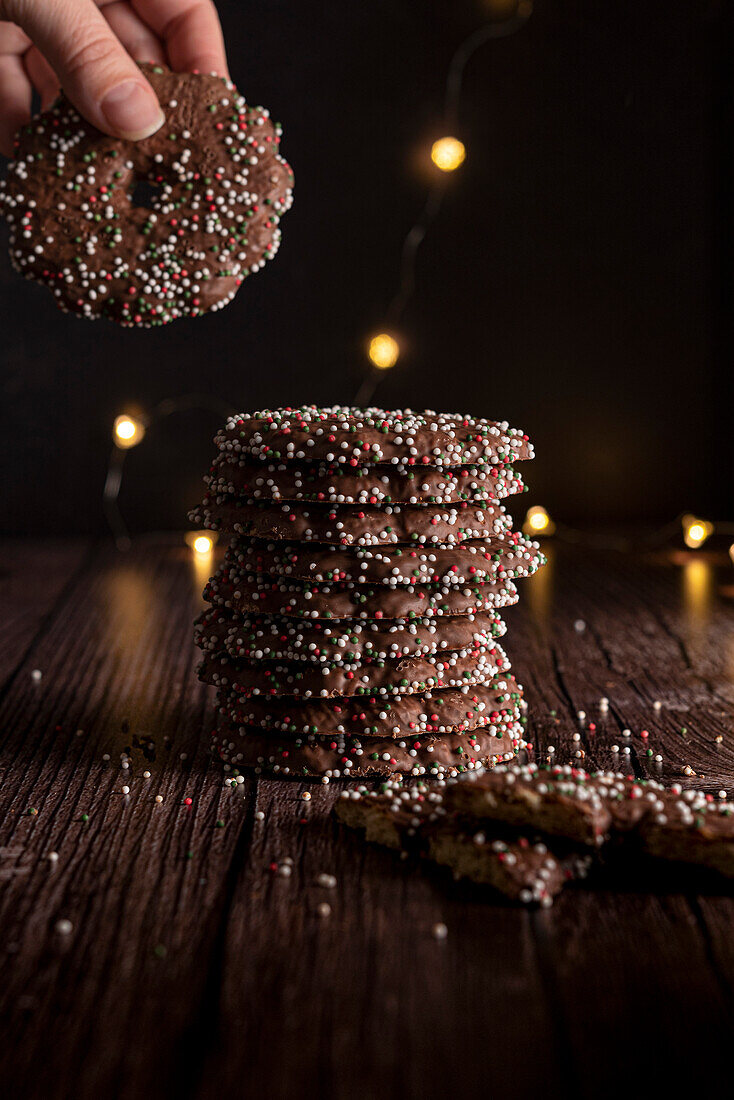 Weihnachtliche Schokoladenplätzchen mit bunten Zuckerstreuseln