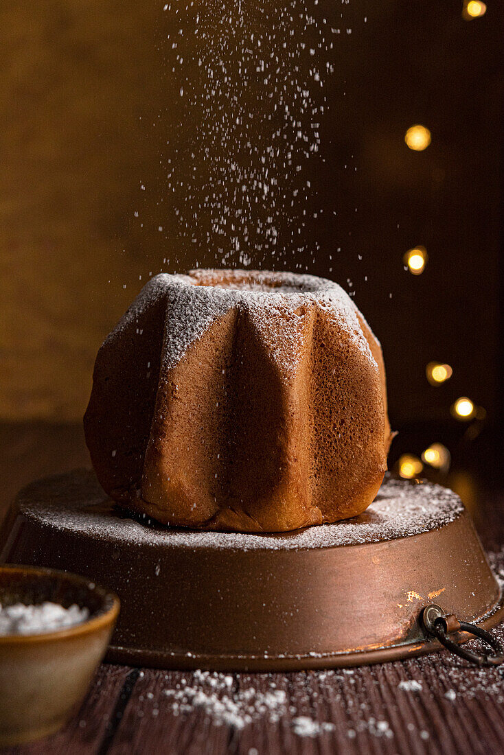 Pandoro wird mit Puderzucker bestäubt