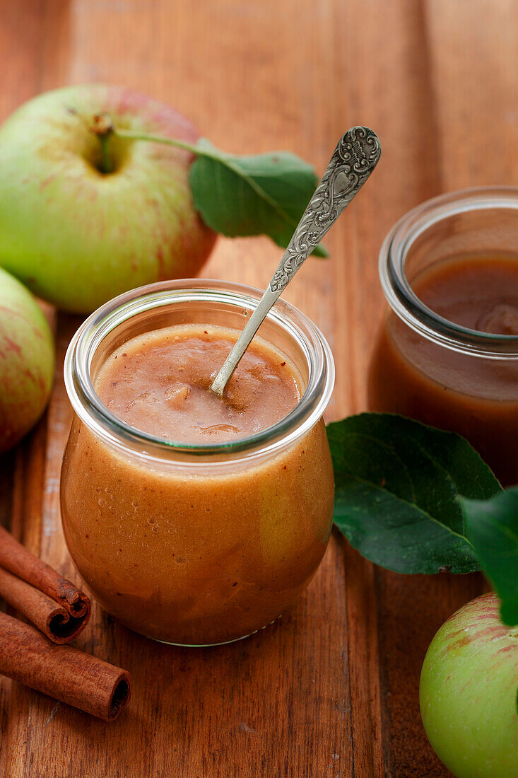 Apple Butter im Glas auf Holztisch