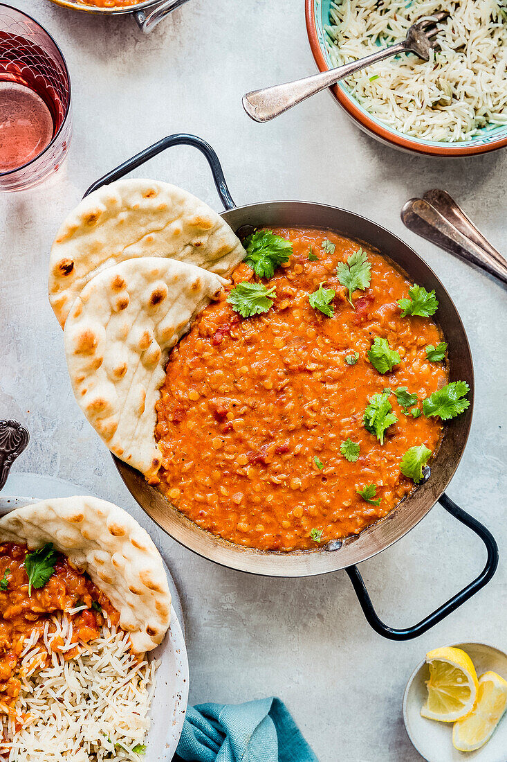 Veganes Dal mit roten Linsen, Kreuzkümmel-Reis und Naan-Brot (Indien)