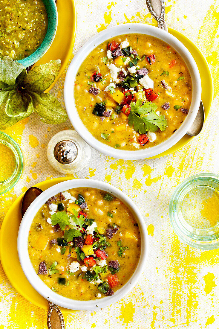 Gemüsesuppe mit weißen Bohnen, Tomatillos und Röstpaprika