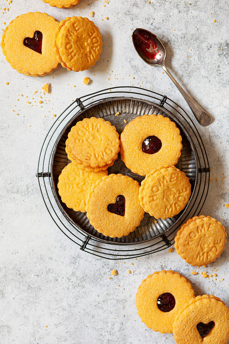 A plate of custard flavoured sandwich cookies on a wire rack