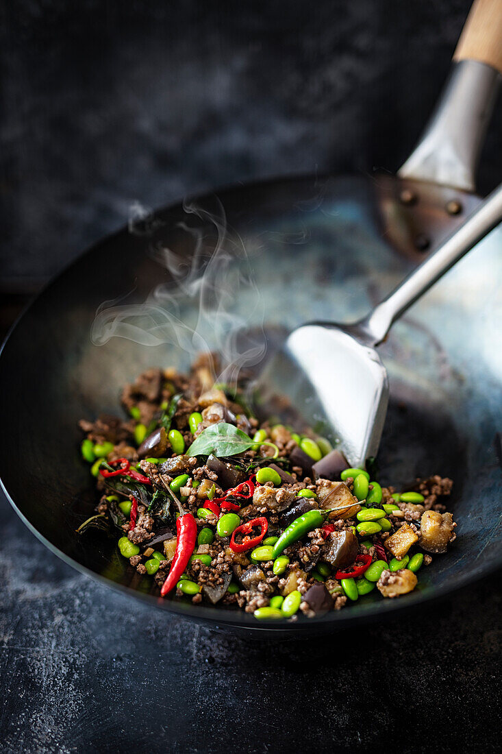 Phad Ma Kuer Yao (Auberginen mit Hackfleisch, Basilikum und Salzbohnen aus dem Wok, Thailand)