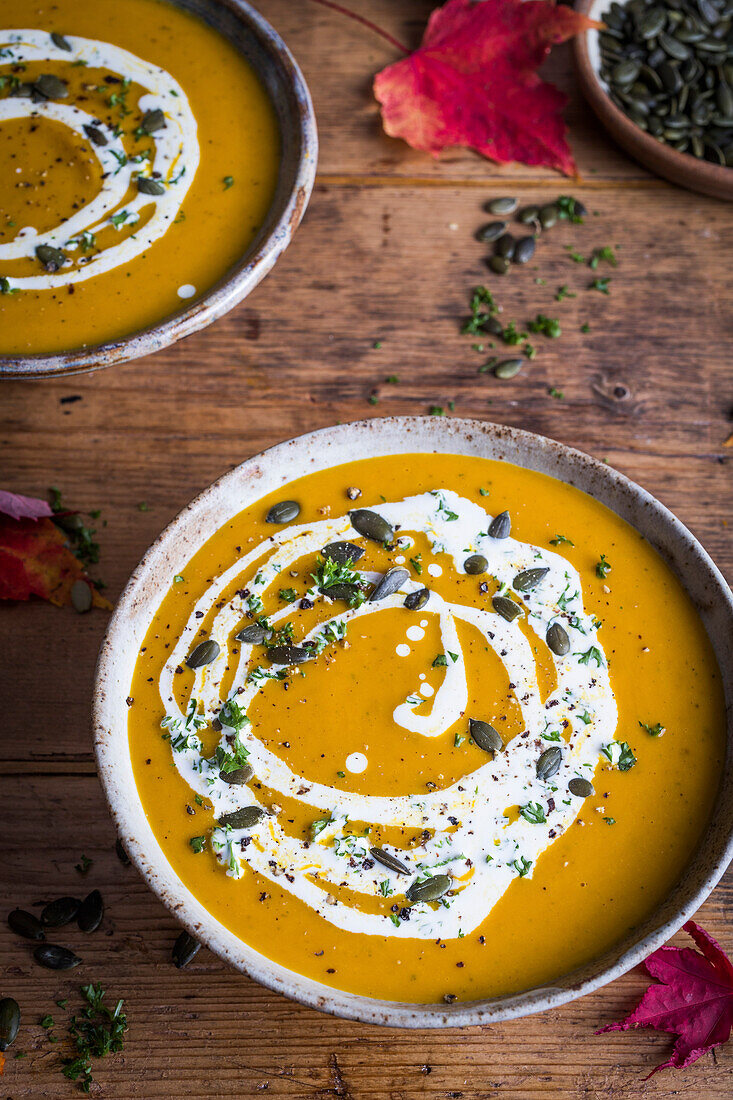 Kürbissuppe mit Sahne und Kürbiskernen