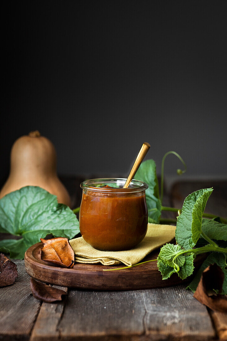 Selbstgemachte Kürbisbutter auf rustikalem Holztisch