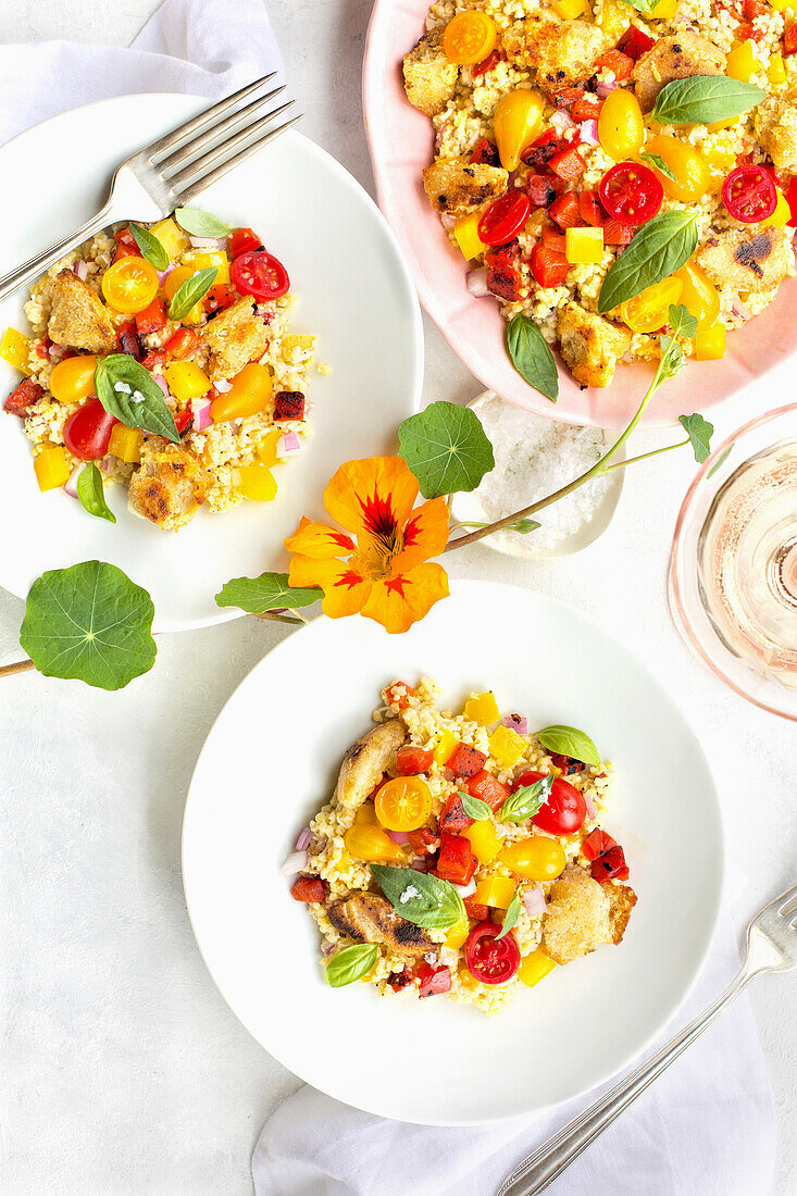 Hirse-Panzanella-Salat mit Asiago-Croutons