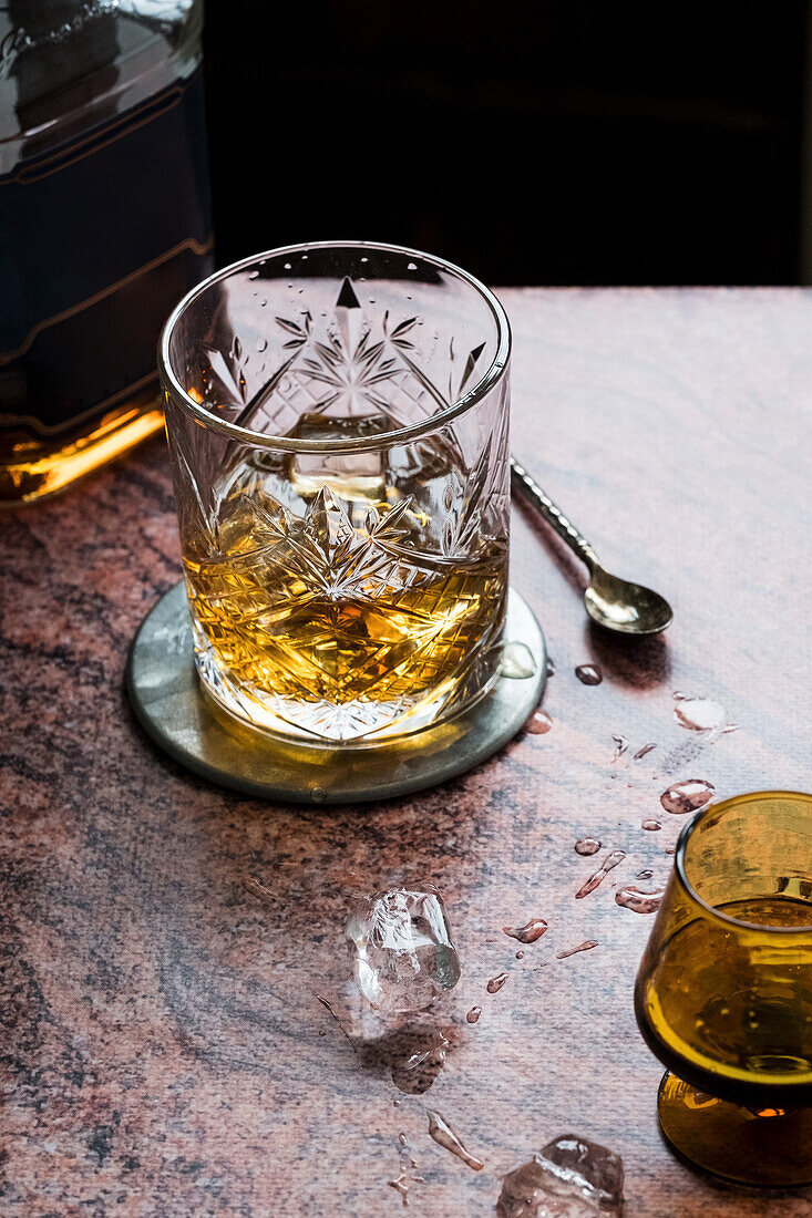 Old Fashioned im Whiskey-Glas auf Restauranttisch