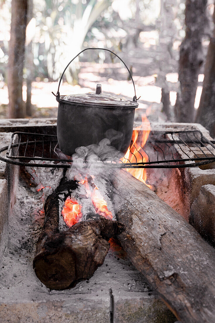 Mexikanisches Essen in traditionellen Topf über offenem Feuer zubereiten