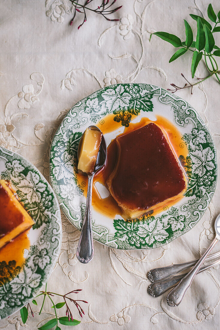 Karamellpudding auf Tellern