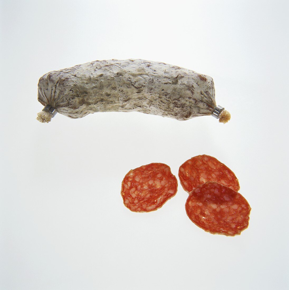 Eine italienische Salami & drei Salamischeiben