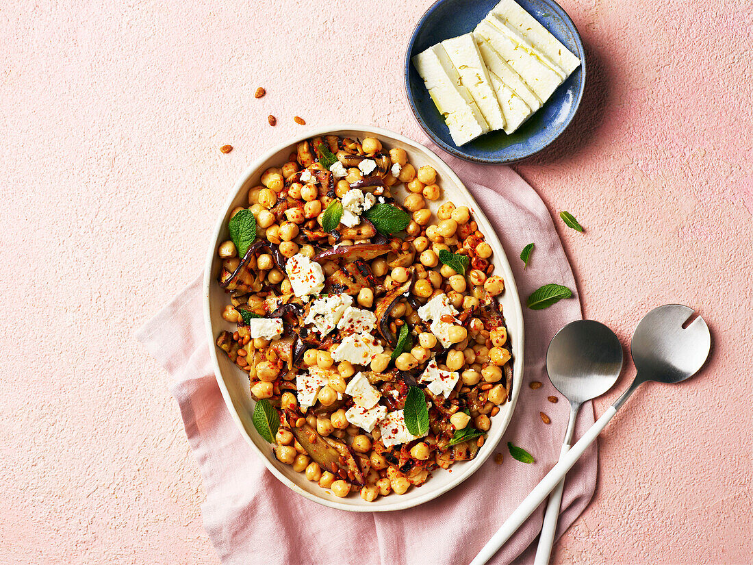 Kichererbsensalat mit gegrillter Aubergine und Feta