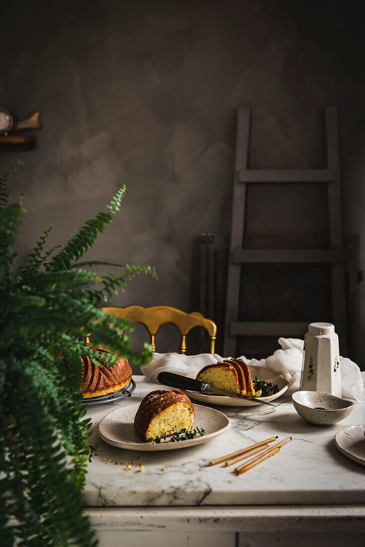 Bundt Cake mit Mohn auf Marmor-Küchentisch