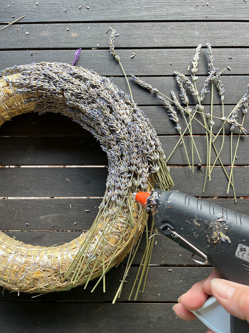 Tying a lavender wreath - Step, Instructions