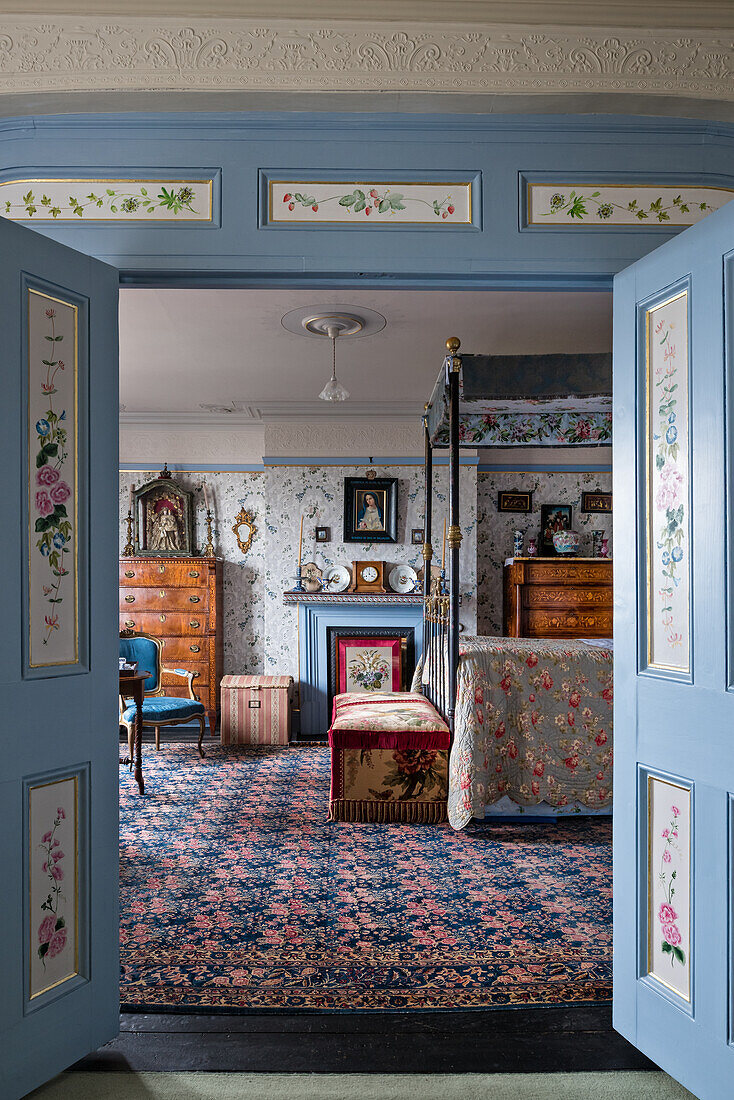 Victorian panels with view to bedroom