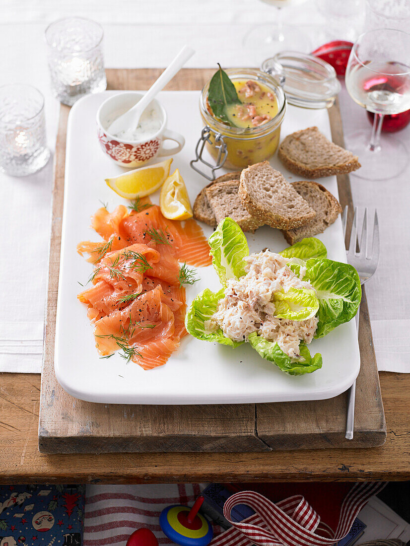 Räucherlachs, Salat-Cups mit Hähnchen und Brot auf Servierplatte