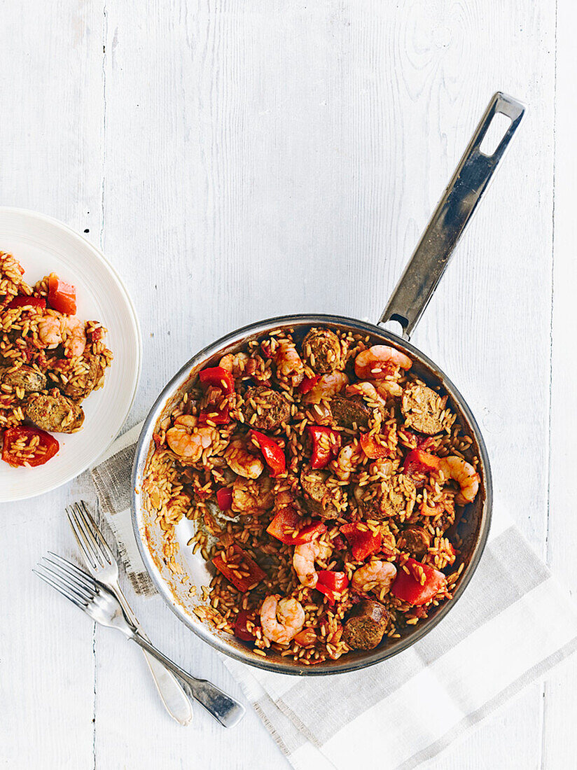 Jambalaya mit Würstchen und Garnelen