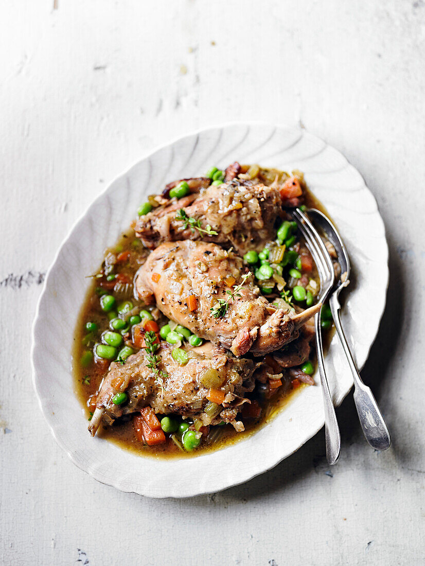 Geschmortes Kaninchen mit Saubohnen