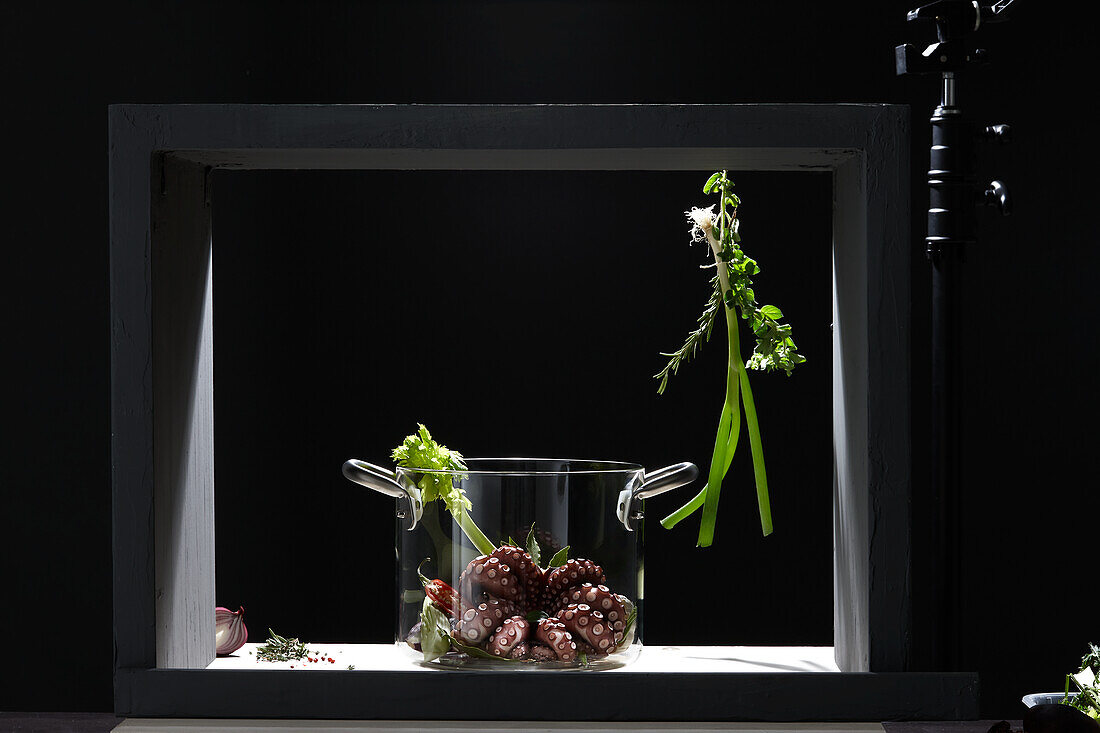 Pulpo mit Gemüse im Glasgefäß