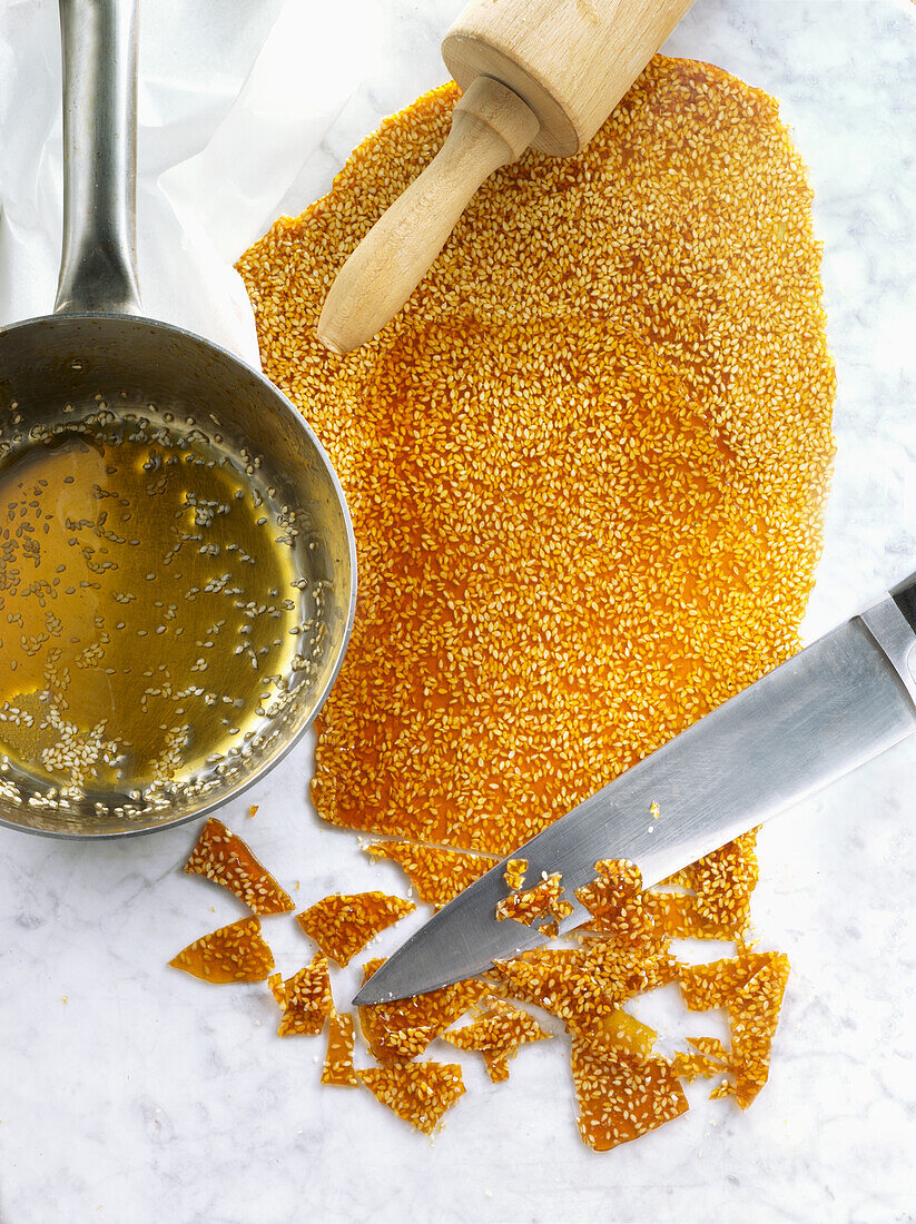 Sesame seed brittle being made
